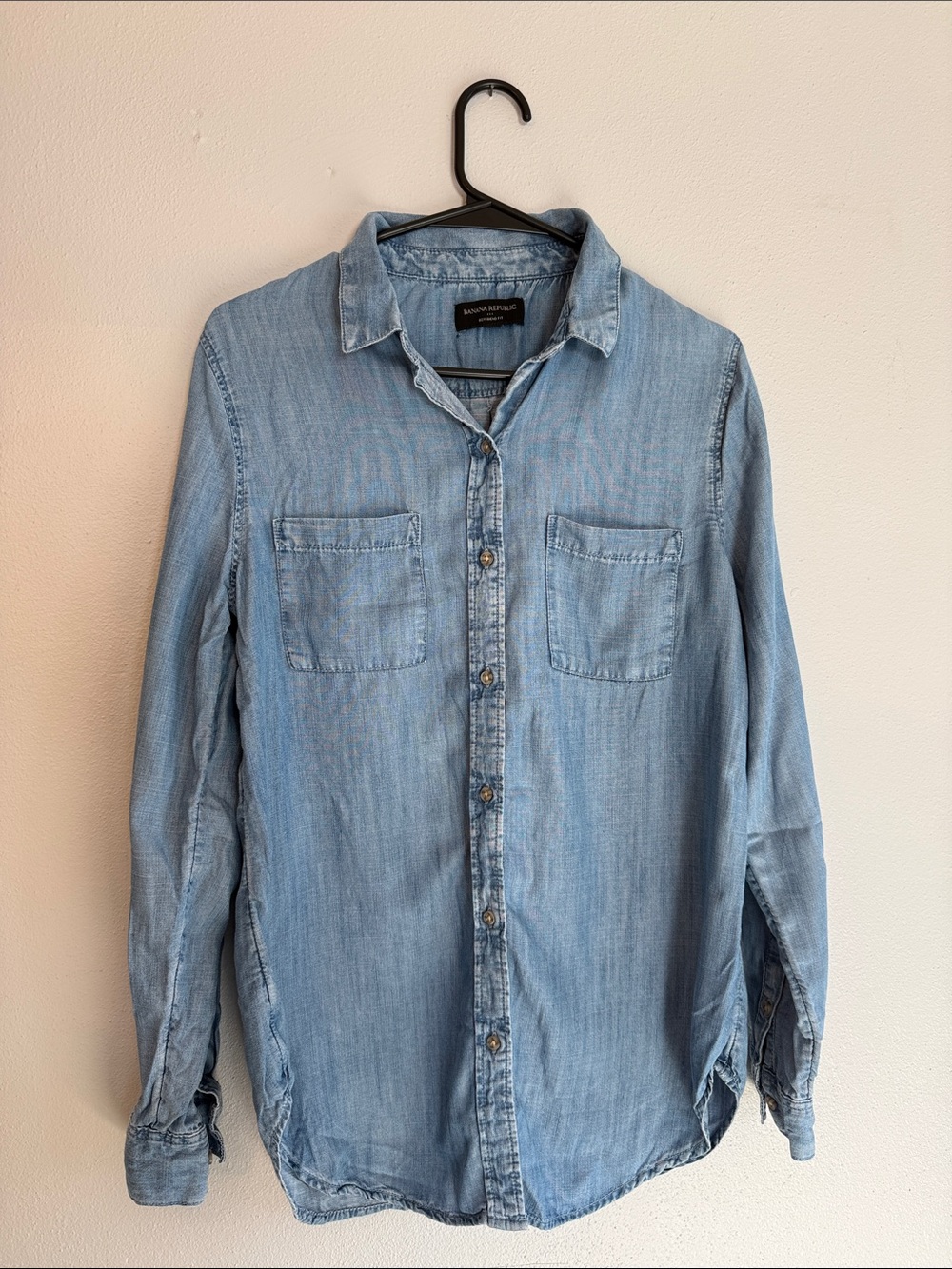 Banana Republic Women’s Boyfriend Fit Chambray Shirt Light Blue - size S